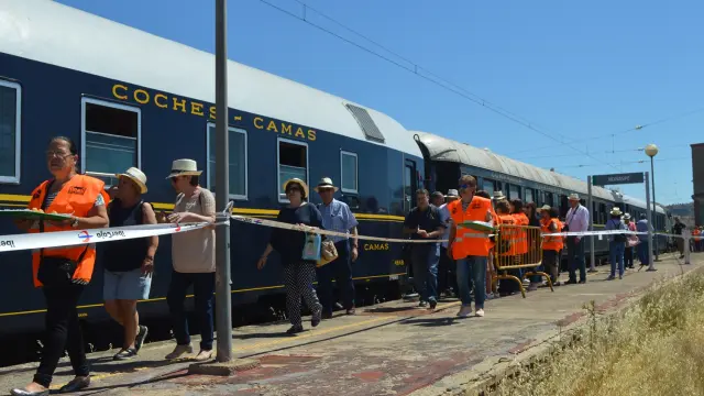 Pasajeros y organizadores del viaje, este domingo, cuando el histórico Tren Azul llegó a Nonaspe.