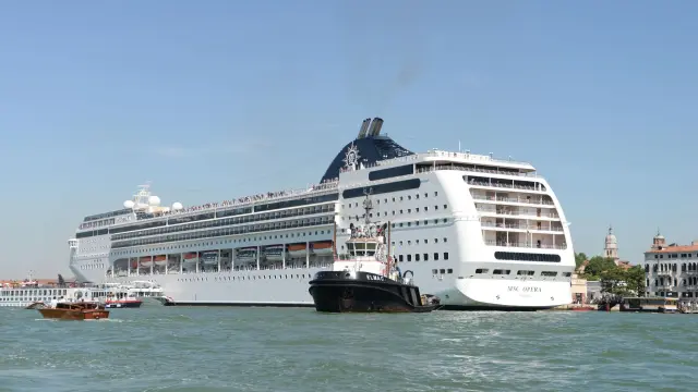 Un crucero choca con un barco turístico en Venecia.