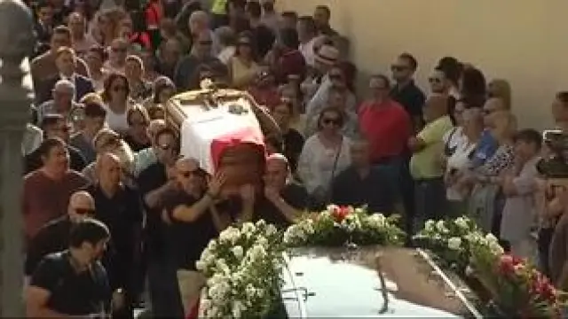 El pueblo se vuelca con el futbolista en el funeral y el entierro