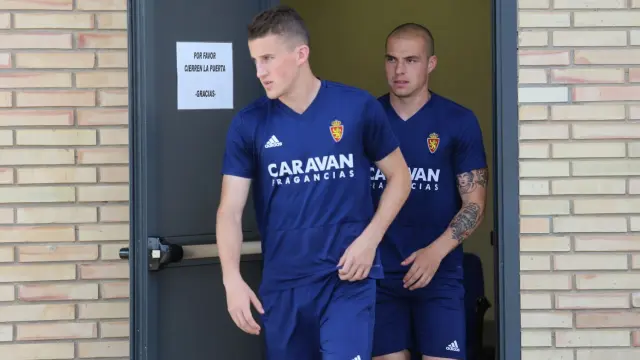 Nieto y Pombo, a la salida de la charla de Víctor Fernández, con vídeo y pizarra, antes de comenzar el entrenamiento vespertino del Real Zaragoza este lunes en la Ciudad Deportiva.