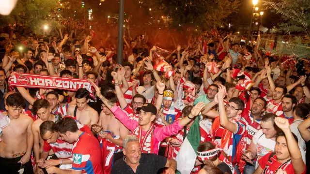Aficionados del Granada celebran el ascenso por las calles de la ciudad