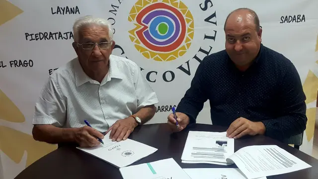 Santos Navarro y José Antonio Martínez, durante la firma del convenio.