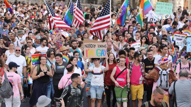 Miembros y simpatizantes de la comunidad LGTB acuden a la celebración del desfile del Orgullo Gay, en Jerusalén.
