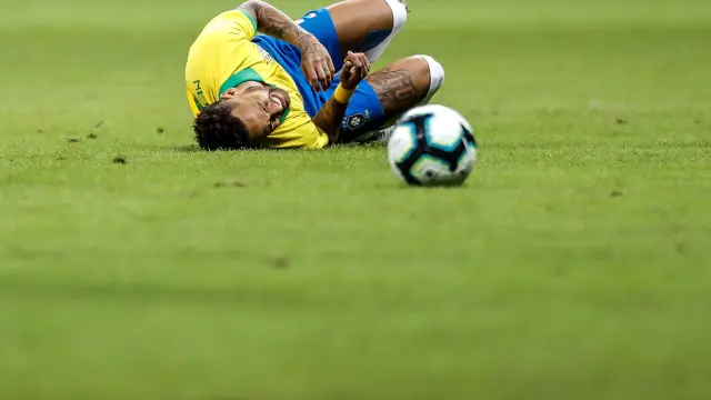 Neymar en el suelo durante el partido
