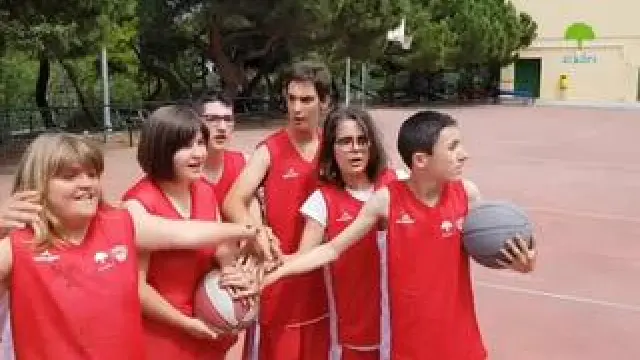 Los integrantes de la Escuela de Baloncesto Adaptado Fundación Baskete Zaragoza Atades han preparado un emotivo vídeos para apoyar al equipo aragonés en las semifinales de la ACB