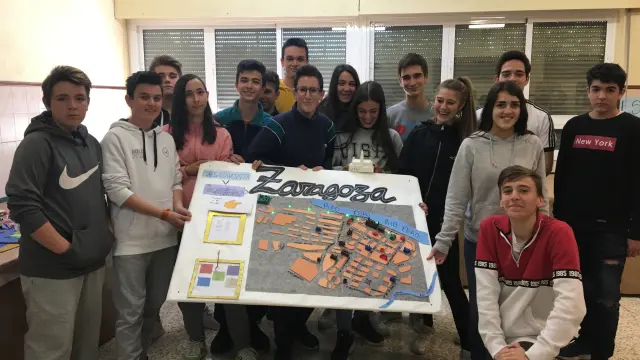 Los alumnos muestran la maqueta de rutas para conocer la ciudad
