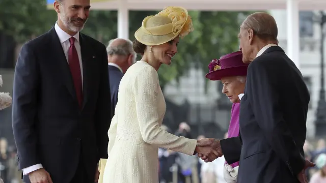 Los Reyes de España saludan a Isabel II y al duque de Edimburgo, en una imagen de archivo.
