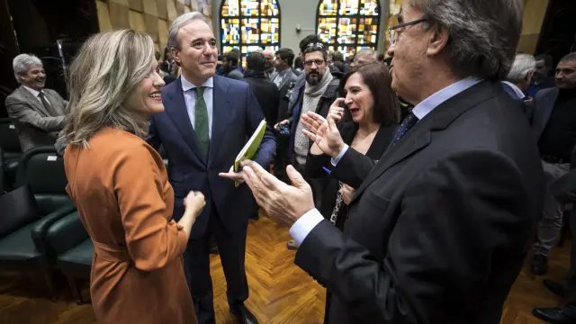 Los candidatos a la alcaldía de Zaragoza, Pilar Alegría, Jorge Azcón y Sara Fernánez, junto a Carlos Pérez, en el salón de plenos.