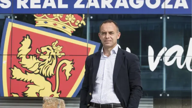 El presidente del Real Zaragoza, Christian Lapetra, en la puerta de la sede del club en La Romareda.