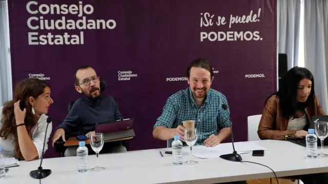 El líder de Podemos Pablo Iglesias, y Pablo Echenique, secretario de organización de Podemos, en el Consejo Ciudadano Estatal de Podemos, máximo órgano de dirección entre asambleas, que se reúne para analizar el desplome electoral