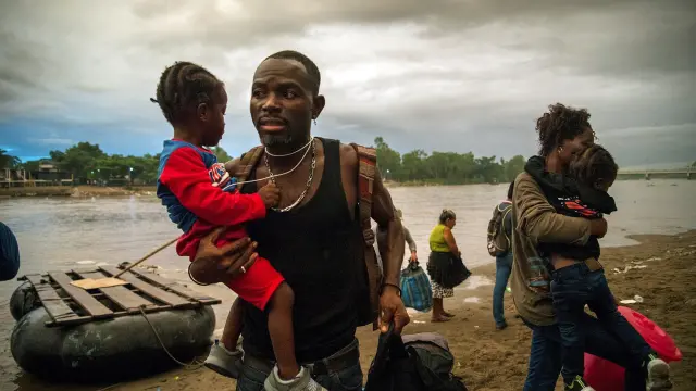 Migrantes africanos llegan a territorio mexicano por el río Suchiate, entre México y Guatemala.