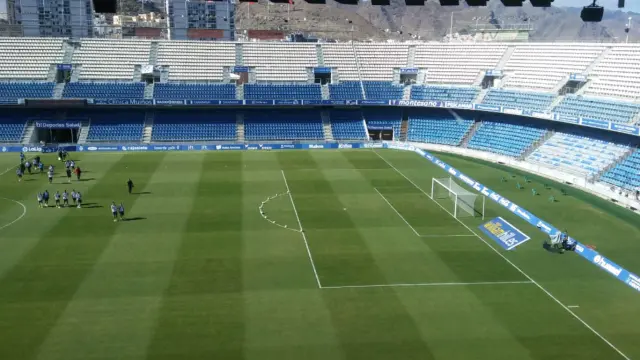 El estadio Heliodoro Rodríguez de Tenerife hora y media antes del inicio del partido, con los jugadores llegando a los vestuarios.