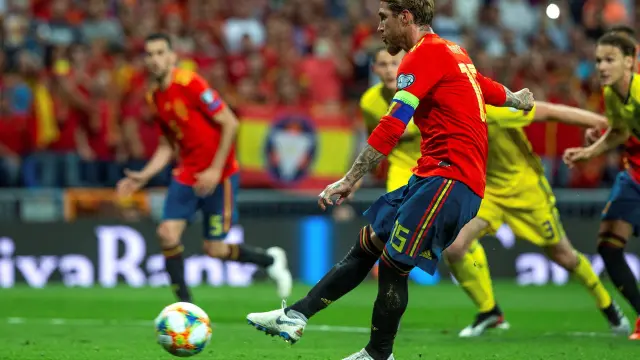 Sergio Ramos tira a puerta desde el punto de penalti, consiguiendo el primer gol de España.