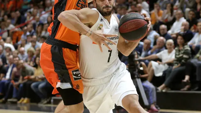 El Real Madrid contra el Valencia Basket, durante el tercer partido del playoff de semifinales de la Liga Endesa.