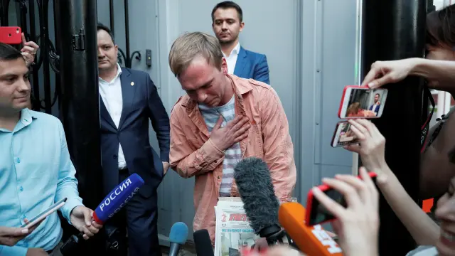 Russian journalist Ivan Golunov, who was freed from house arrest after police abruptly dropped drugs charges against him, reacts while addressing the media near the city office of criminal investigations in Moscow, Russia June 11, 2019. REUTERS/Shamil Zhumatov     TPX IMAGES OF THE DAY [[[REUTERS VOCENTO]]] RUSSIA-JOURNALIST/