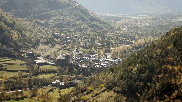 Vista general de la localidad de Broto.