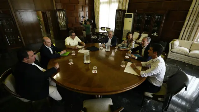 Los representantes del PP y de Vox se reunieron ayer en el Ayuntamiento de Zaragoza.