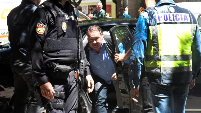 Agustín Lasaosa, el día de su detención, abandona el coche policial para acudir al club.