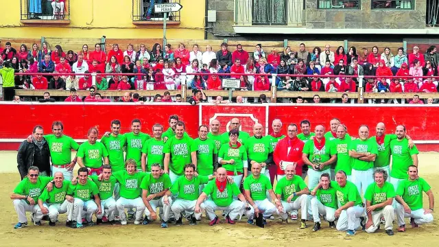 El grupo de recortadores, en una exhibición en Cortes de Navarra con las camisetas contra el cáncer.