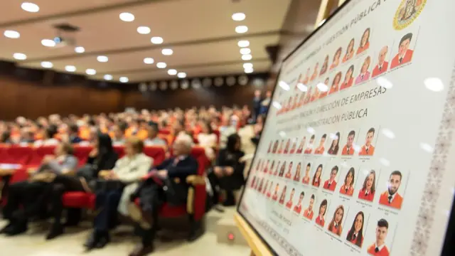 Imagen de una ceremonia de graduación en la Facultad de Empresa y Gestión Pública de Huesca.