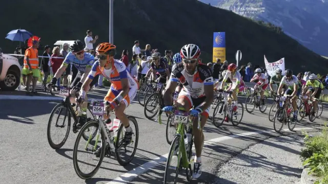 Ciclistas ascendiendo el Somport en la edición 2017 de la Quebrantahuesos.