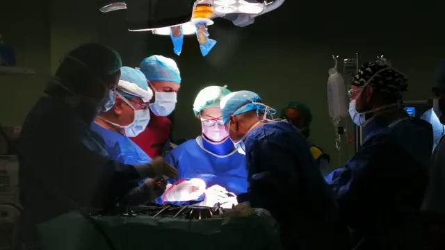 Los tres médicos iraquíes participaron ayer en una intervención de cuello en el hospital Clínico de Zaragoza.