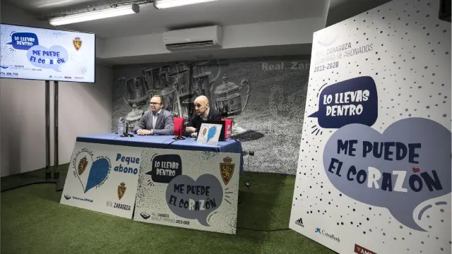 Fernando Sainz de Varanda, vicepresidente de la SAD, y Carlos Arranz, responsable de Marquetin, en la presentación de la campaña de abonos del Real Zaragoza este miércoles en La Romareda.