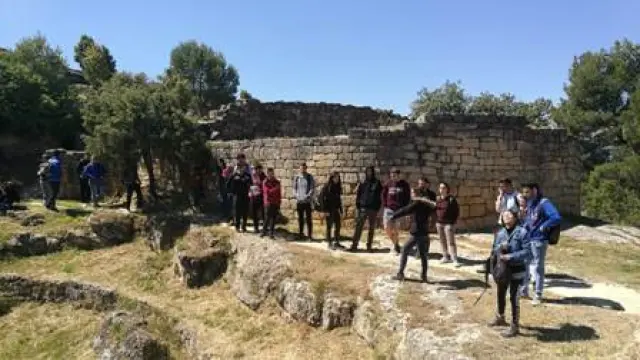 Visita de los estudiantes de Geografía a las formaciones de piedra en seco.