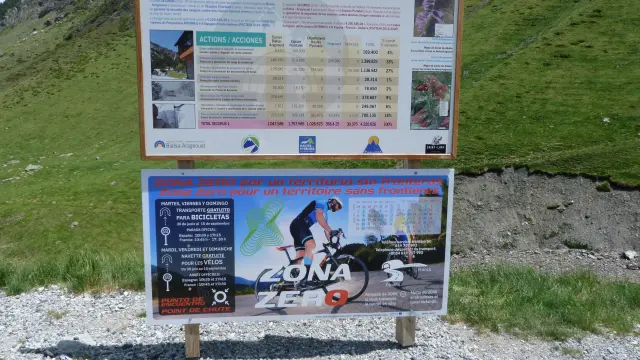 Cartel informativo del nuevo servicio que se ofrece en el túnel de Bielsa para el paso de bicicletas.