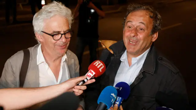 Michel Platini y su abogado a la salida de la oficina anticorrupción donde declaró durante 15 horas