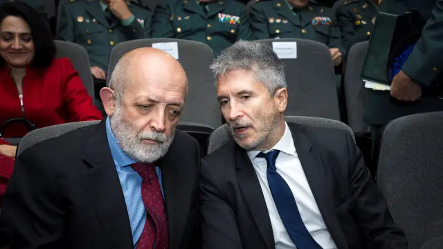 El director general de la Guardia Civiul, Féliz Azón, (a la ziquierda), con el ministro del Interior, Fernando Grande Marlaska.