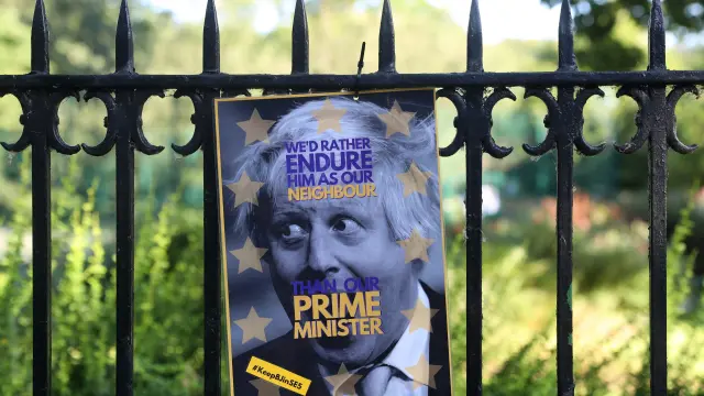 Cartel contra Boris Johnson cerca de su casa
