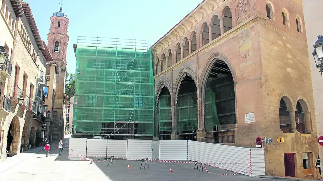 Los andamios cubren desde hace algunos días la fachada de la Casa Consistorial de Alcañiz.