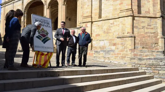 Autoridades y vecinos con la placa recibida en marzo que acredita a Roda de Isábena como uno de los pueblos más bonitos de España.