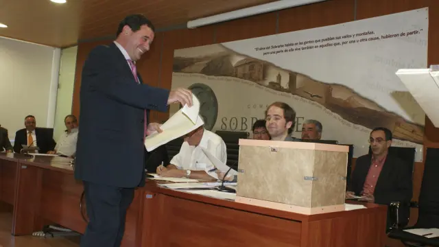 Enrique Campo deposita su voto para la constitución dela Comarca, en foto de archivo.