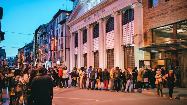 Espectadores esperando entrar a una de las sesiones de cine programadas en el Teatro Olimpia.