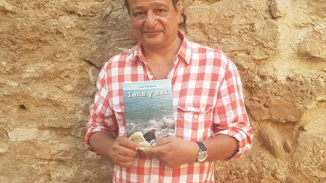 Luis Gonzalvo, autor de 'Lana y sal', junto a un ejemplar de su libro.