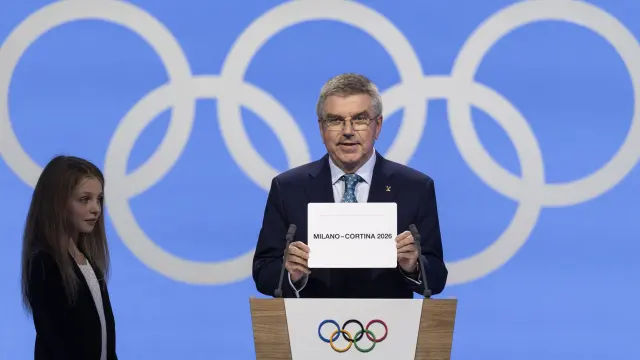 El presidente del Comité Olímpico, Thomas Bach, anuncia la candidatura ganadora, Milán-Cortina d'Ampezzo.