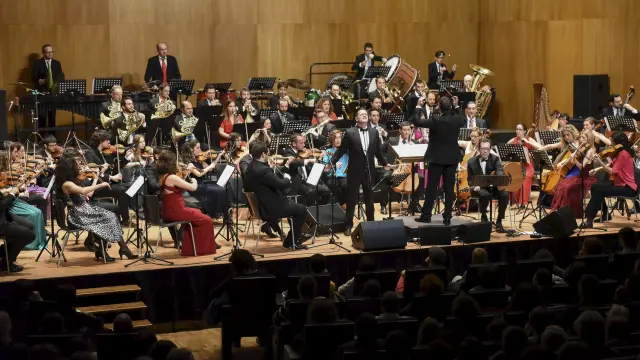 La Orquesta Reino de Aragón, junto a Santiago Auserón, durante el concierto ‘Vagamundo’ en el Auditorio de Zaragoza.