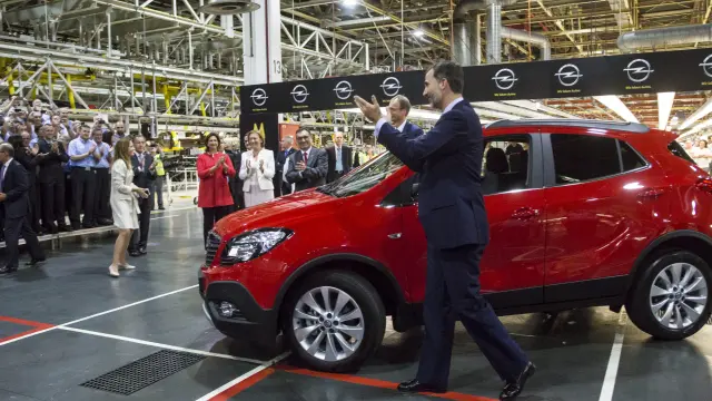 Imagen de archivo de cuando el Rey Felipe VI visitó el 12 de septiembre de 2014 la planta de Opel, al inicio del lanzamiento del Mokka