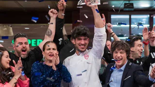 Aleix, del equipo de Jordi Cruz, celebrando su puesto como ganador en MasterChef.