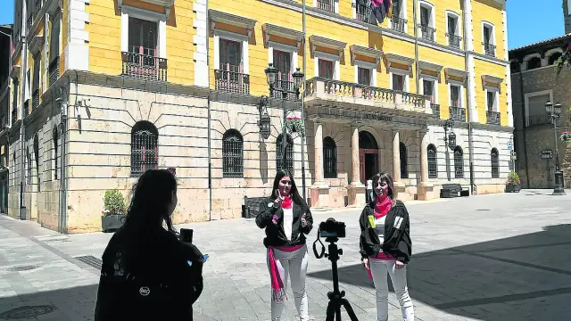 Seis alumnas del Instituto Santa Emerenciana de Teruel han editado un vídeo en el que explican las fiestas de La Vaquilla a personas sordas mediante la lengua de signos.