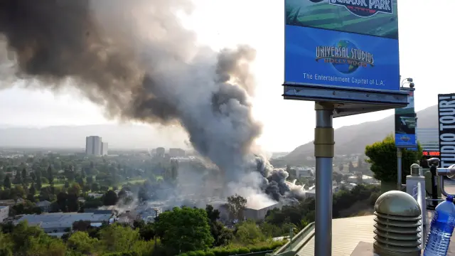 Imagen del incendio que se declaró en 2008 en los estudios del grupo Universal en Los Ángeles.