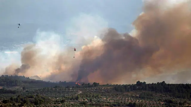 Helicópteros trabajan en las tareas de extinción en el incendio de Tarragona.