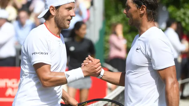 Rafa Nadal y el francés Lucas Pouille se saludan tras el partido en el Aspall Tennis Classic.