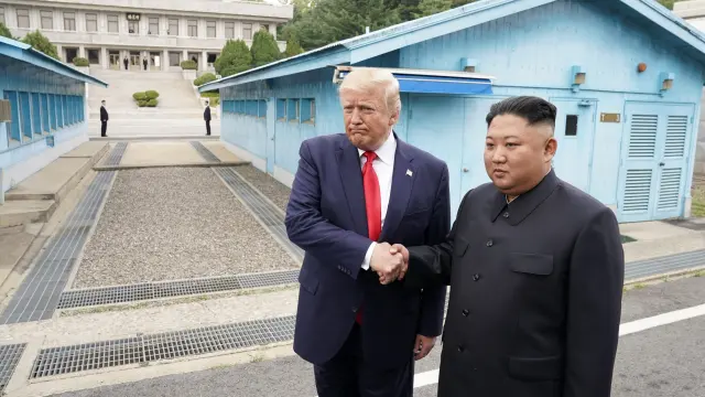 Donald Trump y Kim Jong-un en la zona desmilitarizada que separa las dos Coreas