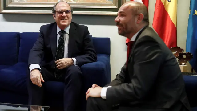 El candidato del PSOE a la presidencia de la Comunidad de Madrid, Ángel Gabilondo, junto al presidente de la Asamblea, Juan Trinidad.