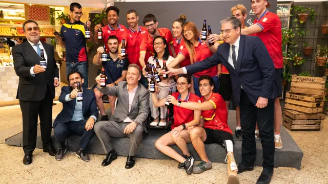 Representantes de Ambar, junto a miembros del equipo paralímpico español, tras la firma del patrocinio.