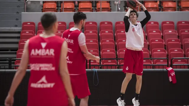 Vit Krejci lanza a canasta en un entrenamiento con el primer equipo del Basket Zaragoza.