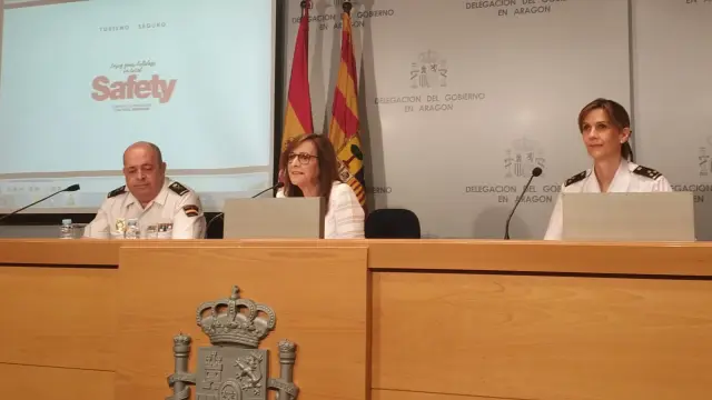 El jefe superior de Policía en Aragón, Juan Carlos Hernández; la delegada del Gobierno en Aragón, Carmen Sánchez; y la inspectora de Participación Ciudadana, Beatriz Gambón, este jueves en una rueda de prensa.